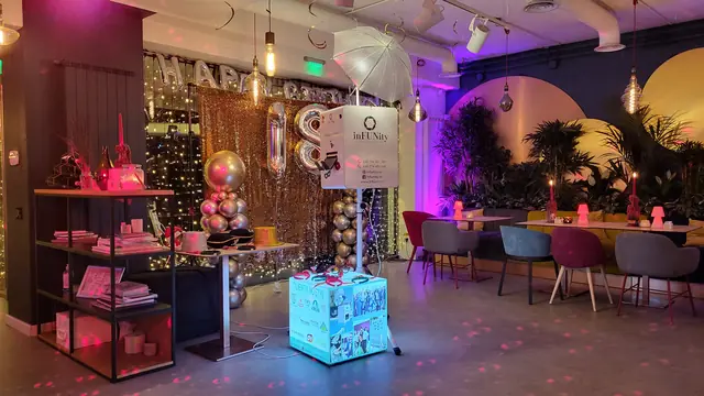 Cabina foto inFUNity într-un decor cu cifra 18 și baloane pentru petrecere