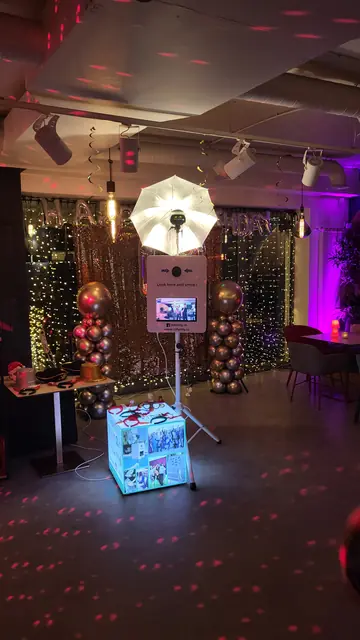 Cabina foto inFUNity în decor de petrecere cu instalații luminoase și baloane